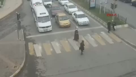 Fakir kız yaşlı adamı karşıdan karşıya geçirdi, galerisi resim 1