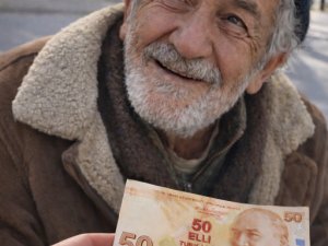 Her gün işe giderken yolumun üzerinde oturan evsiz bir adam