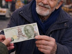 Her gün işe giderken yolumun üzerinde oturan evsiz bir adam