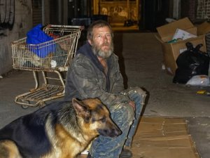 Aç olan bir dilenciye ve köpeğine yemek verdim