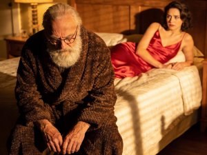 Ailemi kurtarmak için zengin yaşlı bir adamla evlendim…