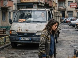 Bir kadın akşam çöp atmaya çıktı