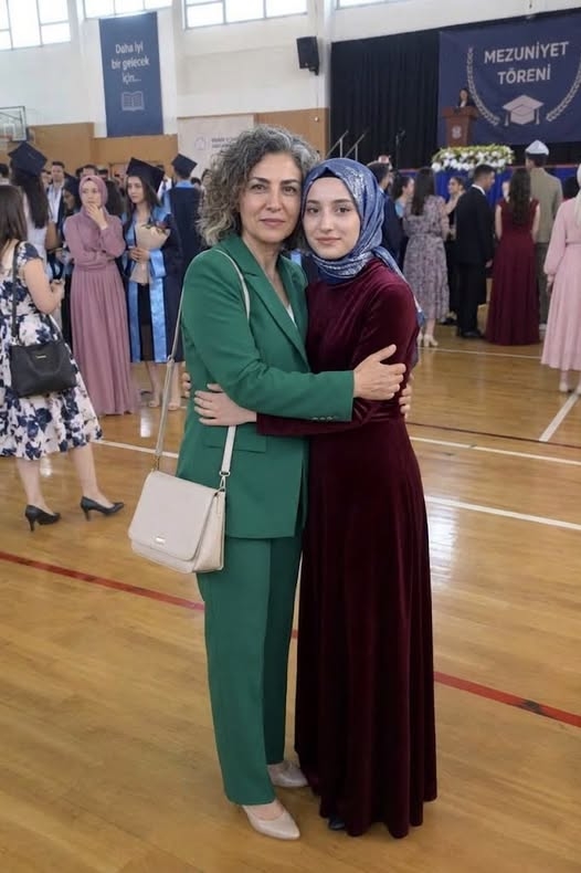 Okul aile birliği başkanı, kızımın başındaki örtünün galerisi resim 2