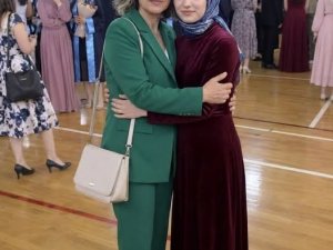 Okul aile birliği başkanı, kızımın başındaki örtünün