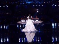 Bembeyaz Elbisesiyle Sahneye Arkası Dönük Şekilde Çıktı – Yüzünü Dönüp Şarkısına Başlayınca Herkesin Tüyleri Diken Diken Oldu